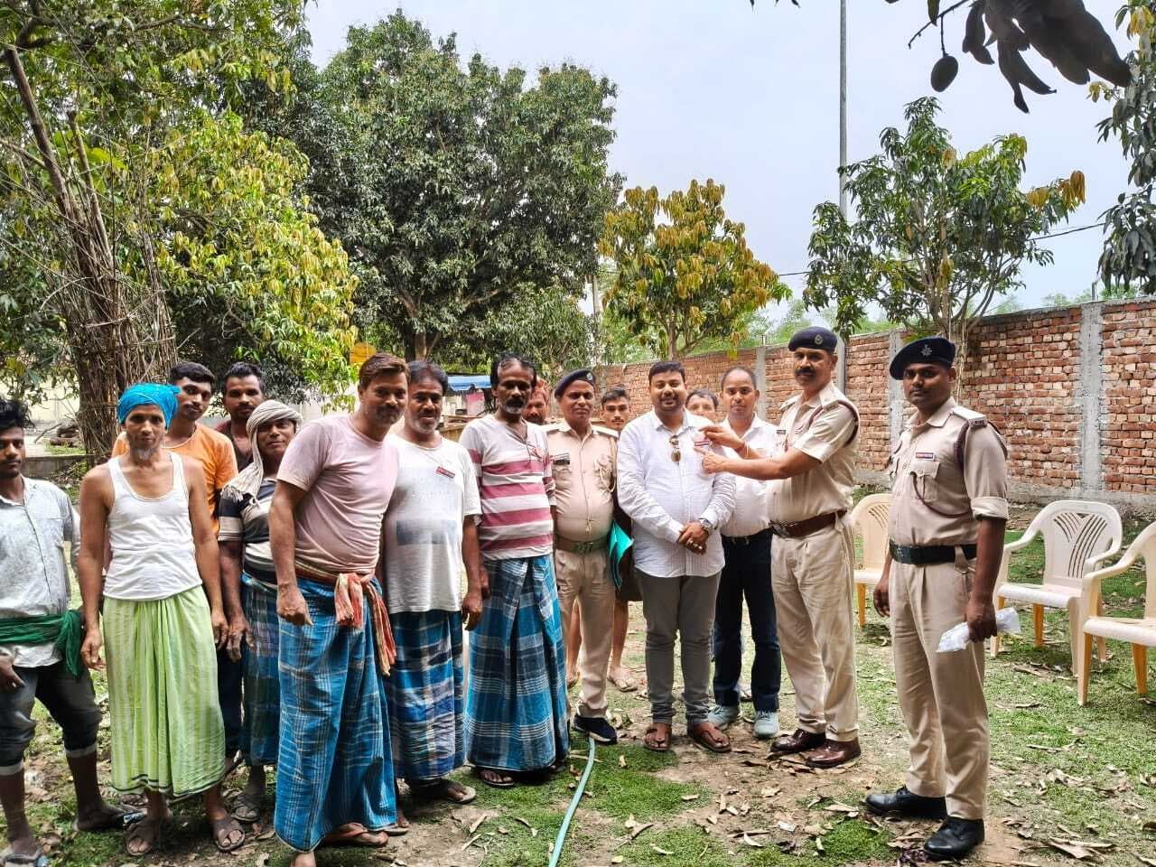 मॉकड्रिल कर लोगों को आग से बचाव की दी जा रही जानकारी