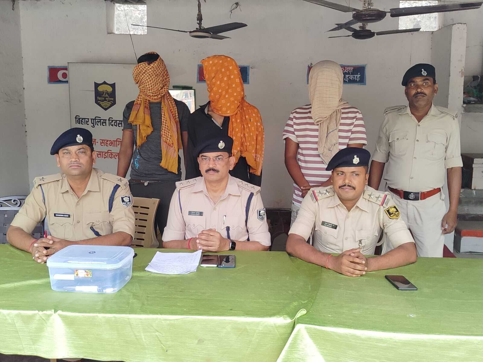 बेगूसराय से पिकअप लूटकर भाग रहे दो लुटेरा देशी कट्टा व कारतूस के साथ धराया