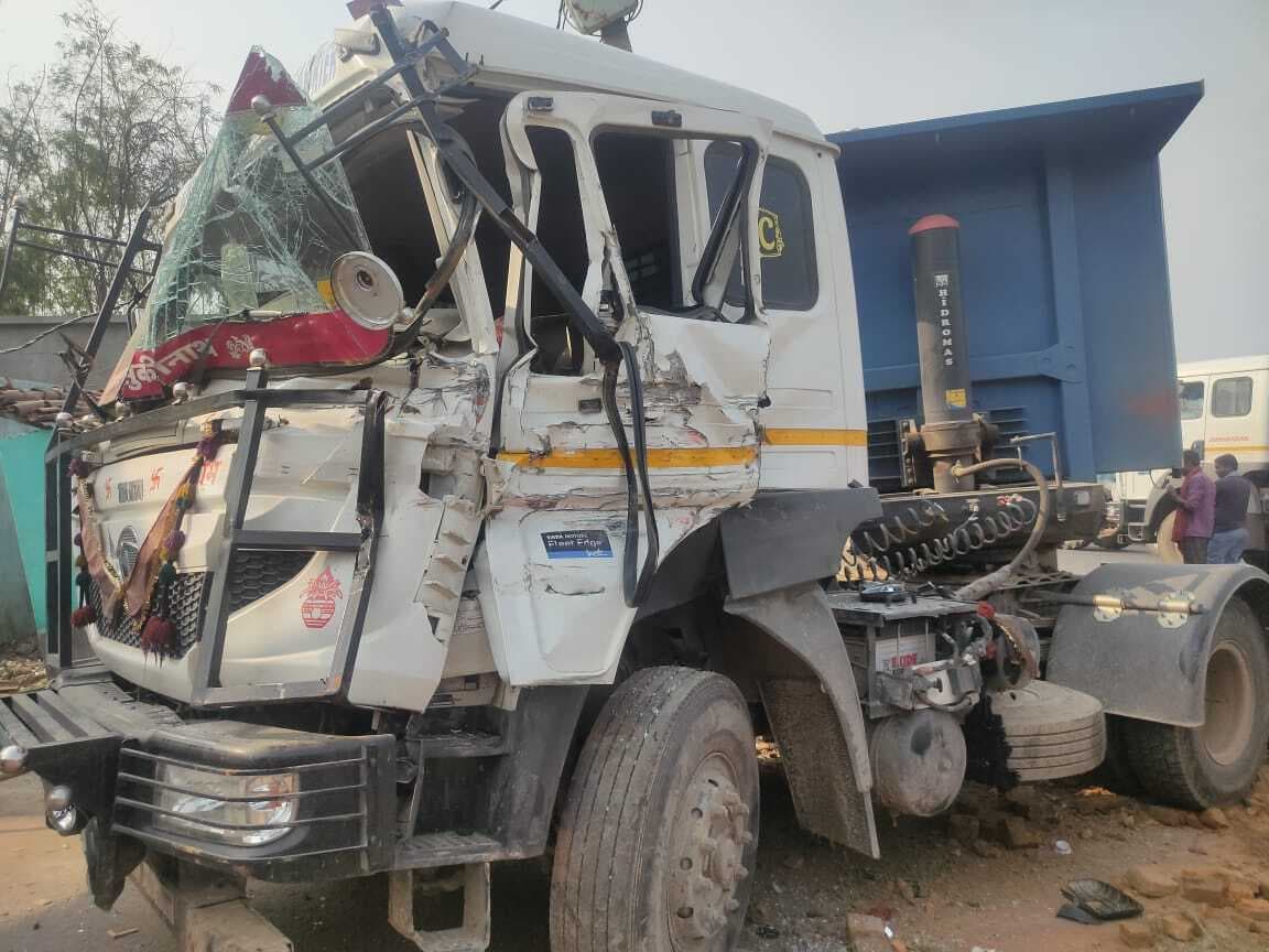 अनियंत्रित हाइवा चाय दुकान में घुसा, दुकान क्षतिग्रस्त