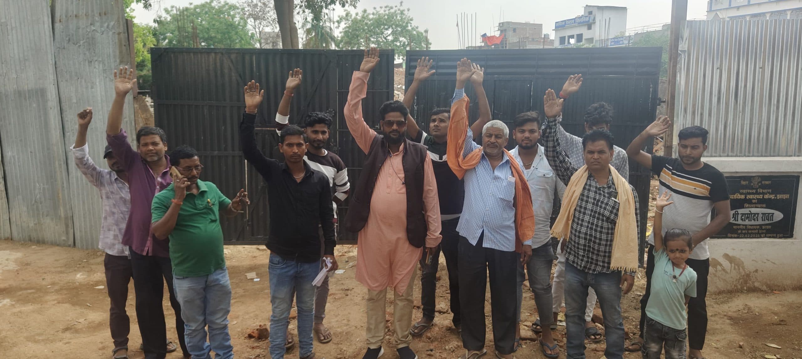 निर्माण कार्य में घटिया सामग्री उपयोग करने पर किया प्रदर्शन