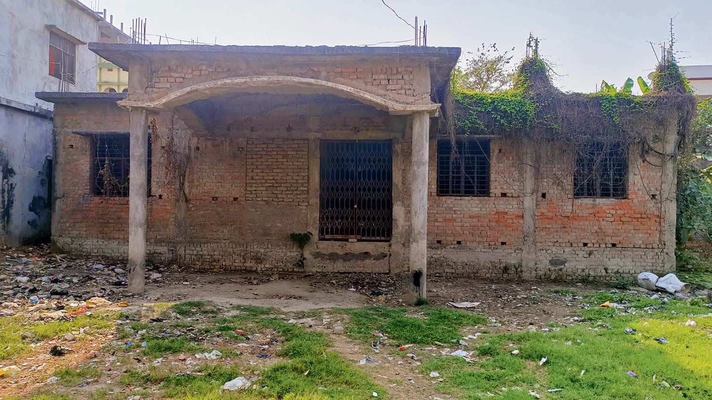 Gopalganj News : महेंद्र महिला कॉलेज के गर्ल्स हॉस्टल पर खर्च हुए थे 40 लाख, बिना उपयोग के ही 10 सालों में हो गया जर्जर