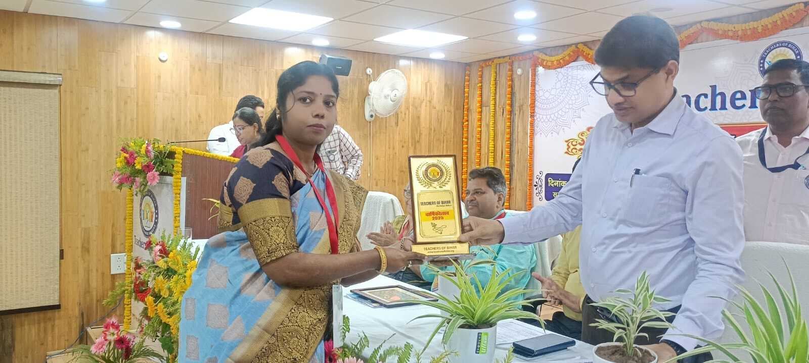 Madhubani News : शिक्षिका डॉ. मीनाक्षी कुमारी को किया गया सम्मानित