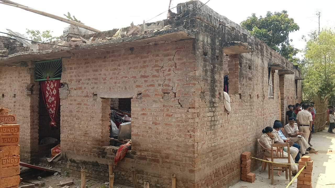 Motihari: बंद घर में विस्फोट, दीवार में पड़ी दरार, छत, चौखट व दरवाजे उड़े