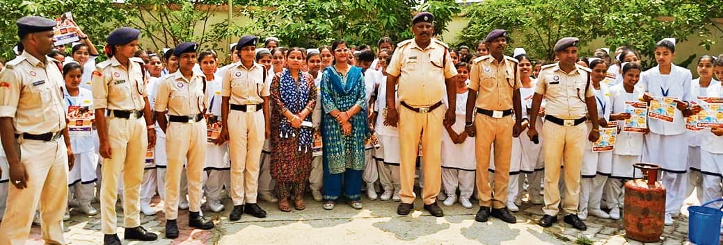 Saran News : माॅकड्रील कर छात्राओं को किया गया जागरुक