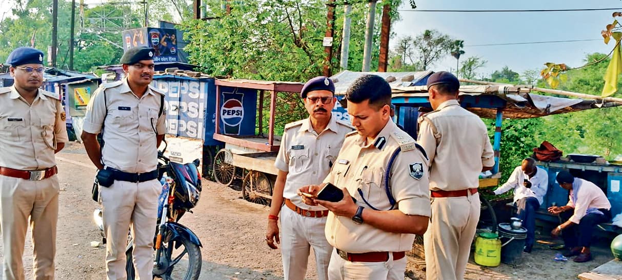 अपराध नियंत्रण के लिए डीआइजी के नेतृत्व में चलाया गया वाहन चेकिंग अभियान