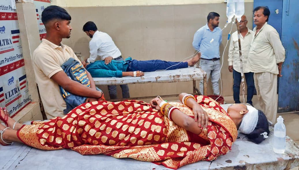 Saran News : दो बाइकों की टक्कर में पति-पत्नी समेत तीन लोग जख्मी