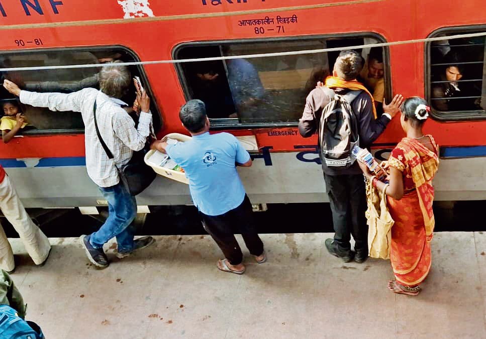 Saran News : जंक्शन पर गुटखा बेचने के दौरान दो महिलाएं आपस में भिड़ीं