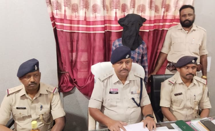 Bokaro News : वाहन से शराब की 1992 बोतलें जब्त, चालक गिरफ्तार