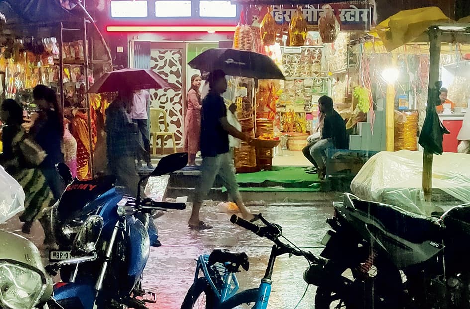 hajipur news. दिन भर घुमड़ते रहे बादल, शाम में तेज हवा के साथ हुई बारिश