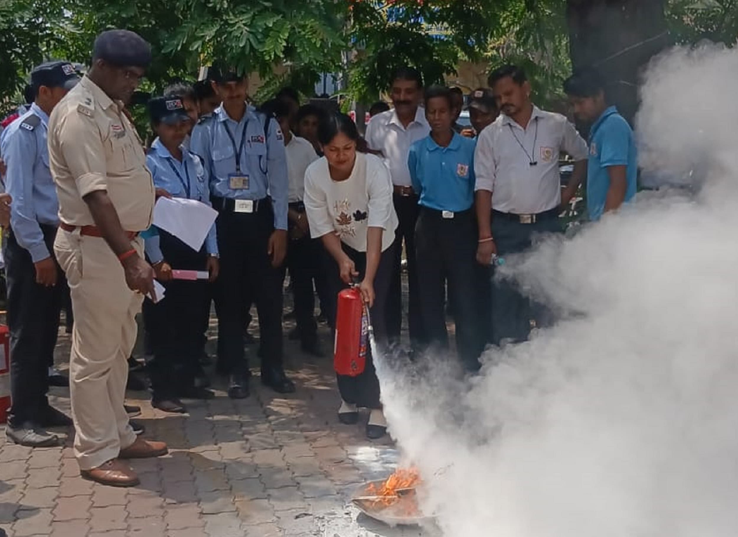 Bokaro News : अग्निशमन विभाग की टीम ने आग से बचाव के सिखाये गुर