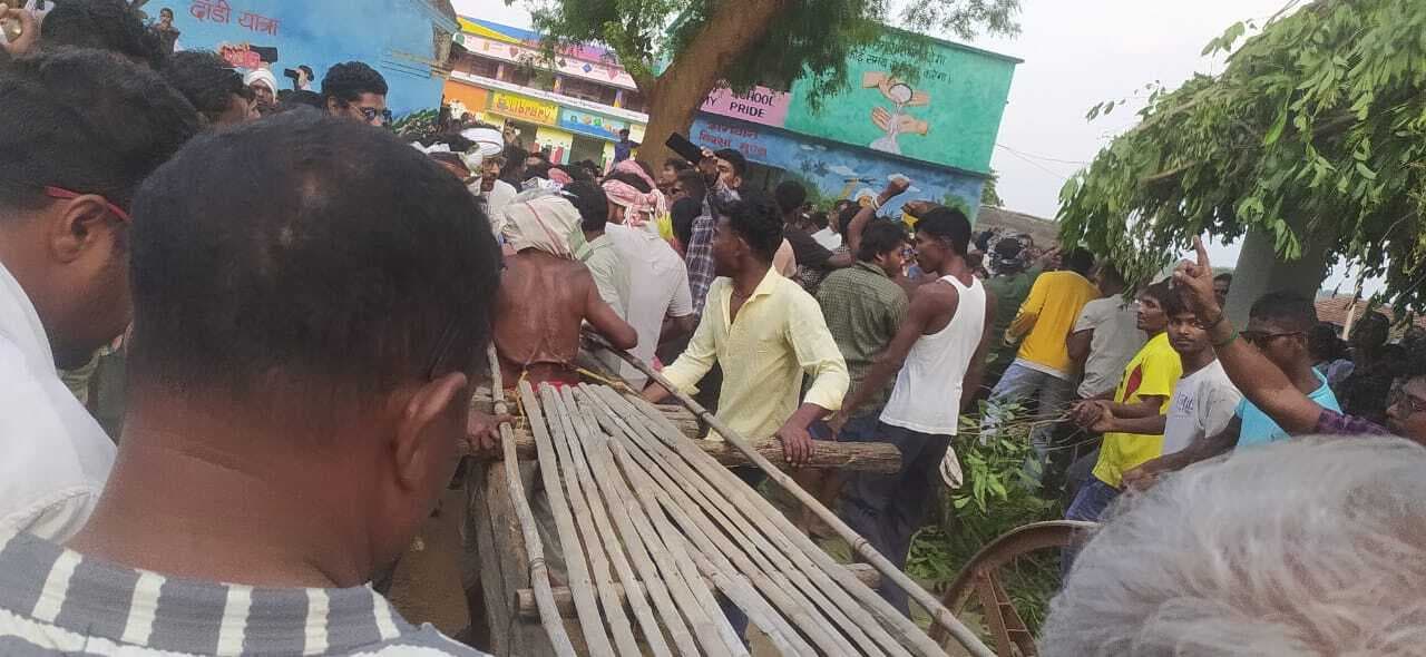 Chaibasa news : पीठ में हुक लगा तीन बैलगाड़ियों को एक किमी खींचा