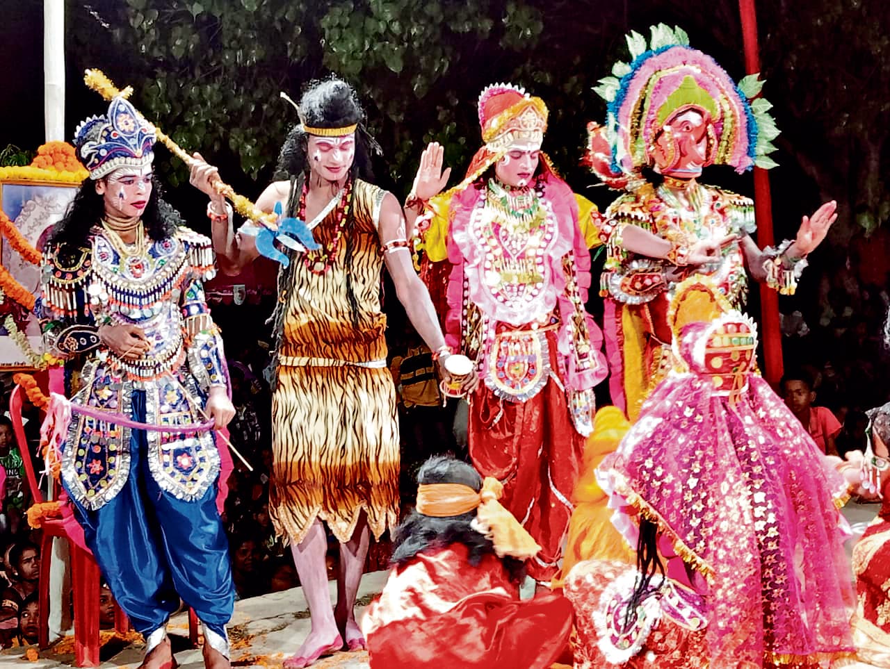 seraikela kharsawan news: आस्था और कला का संगम, छऊ नृत्य ने जीता दर्शकों का दिल