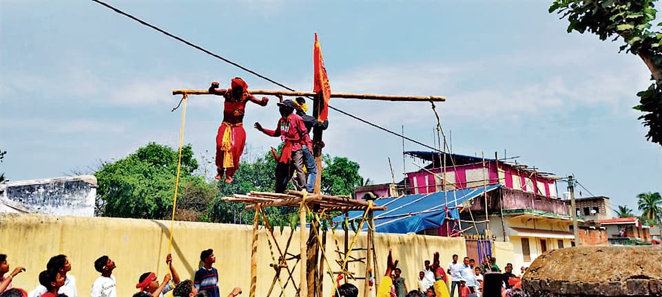 पीठ में हुक व गाल में तार आरपार कर भक्तों ने आराध्य के प्रति दिखायी अनोखी भक्ति