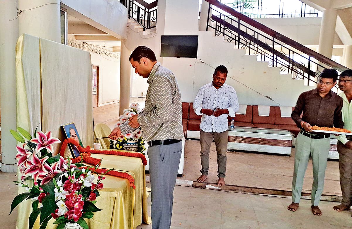 seraikela kharsawan news: बाबा साहब के आदर्शों को आत्मसात करें : डीसी