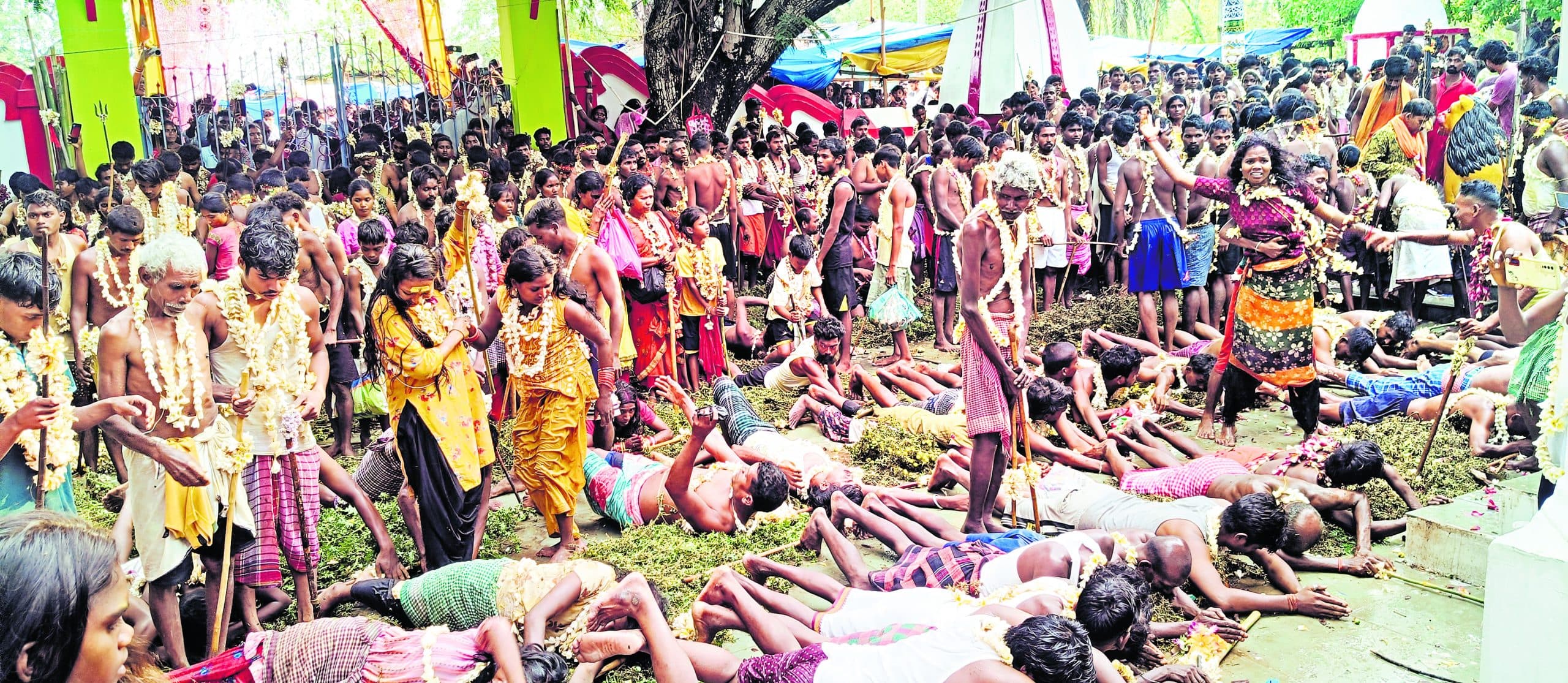 west singhbhum news: ''अंगारों पर चल, कांटों पर लेट'' मां केरा से मांगी मन्नतें