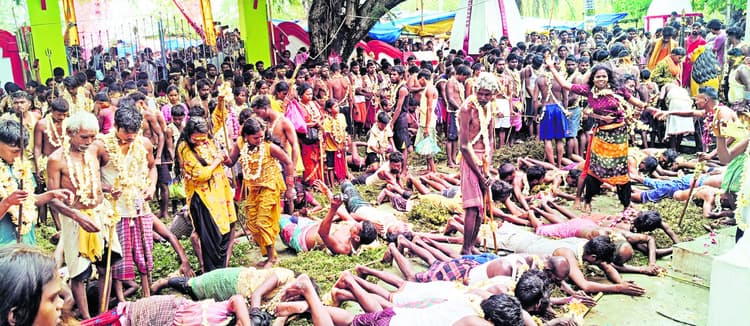 west singhbhum news: ''अंगारों पर चल, कांटों पर लेट'' मां केरा से मांगी मन्नतें