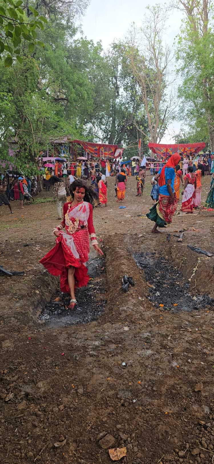 west singhbhum news: नंगे बदन कांटों पर लेट हठभक्ति की दी परीक्षा