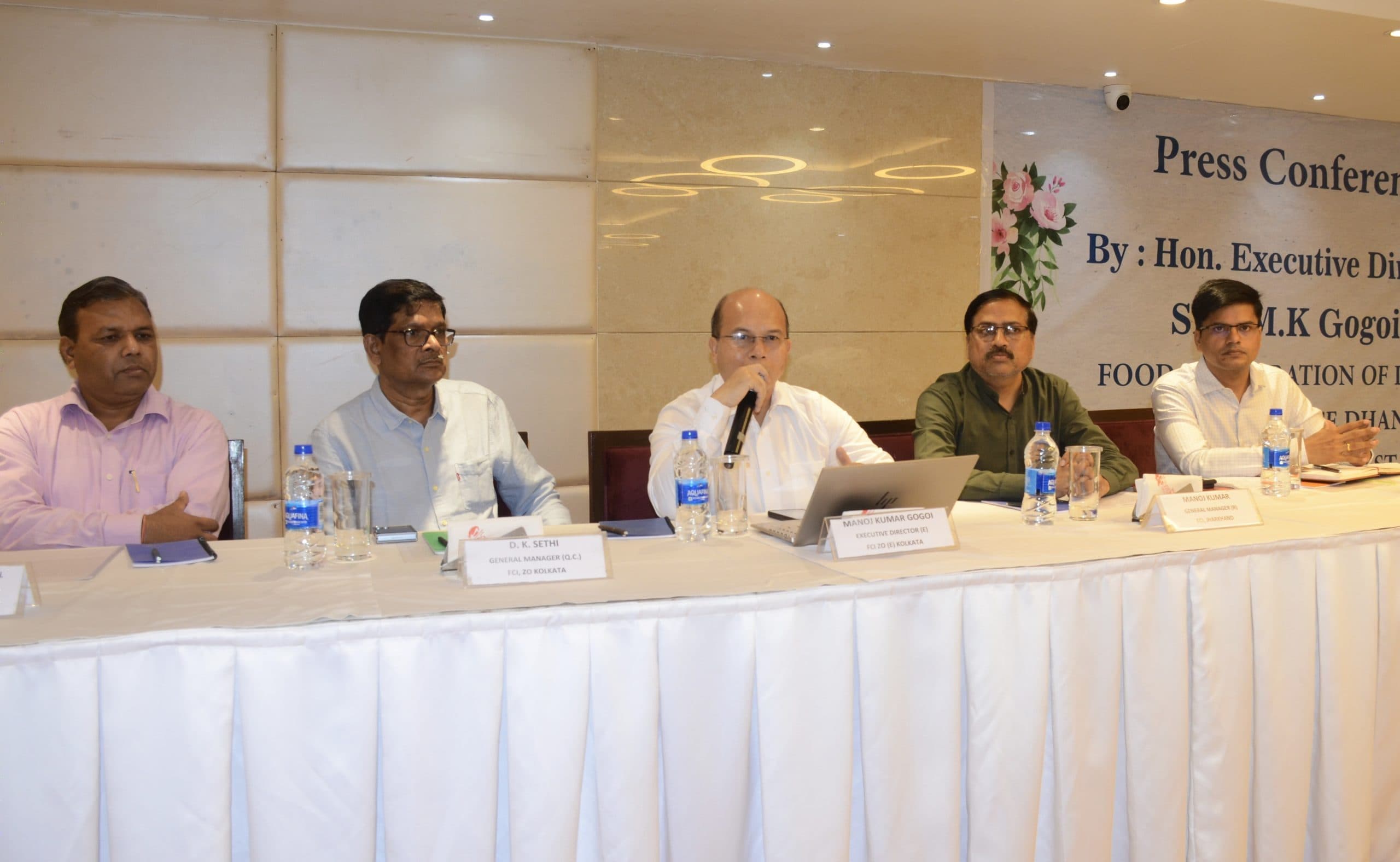 Dhanbad News : धनबाद में सुखाया जा रहा भीगा हुआ चावल और एफसीआइ को नहीं हुआ नुकसान !