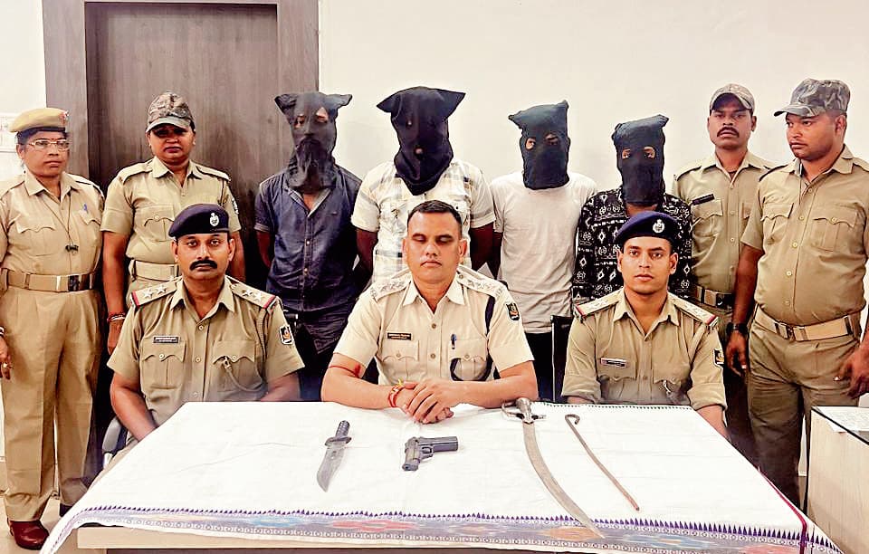 Rourkela News : डकैती की योजना बनाते चार गिरफ्तार, पिस्तौल व धारदार हथियार बरामद