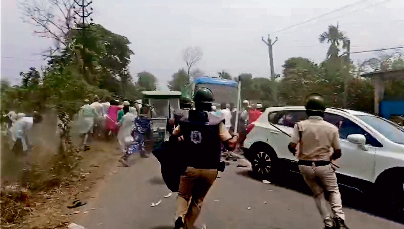 वक्फ कानून को लेकर अब भांगड़ में भड़की हिंसा