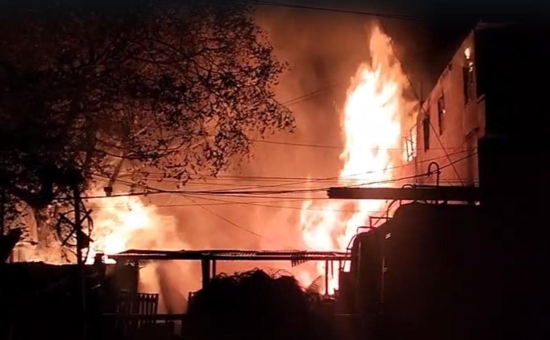 Patna News : दो टिंबरों में रखी तीन करोड़ की लकड़ी जल कर राख