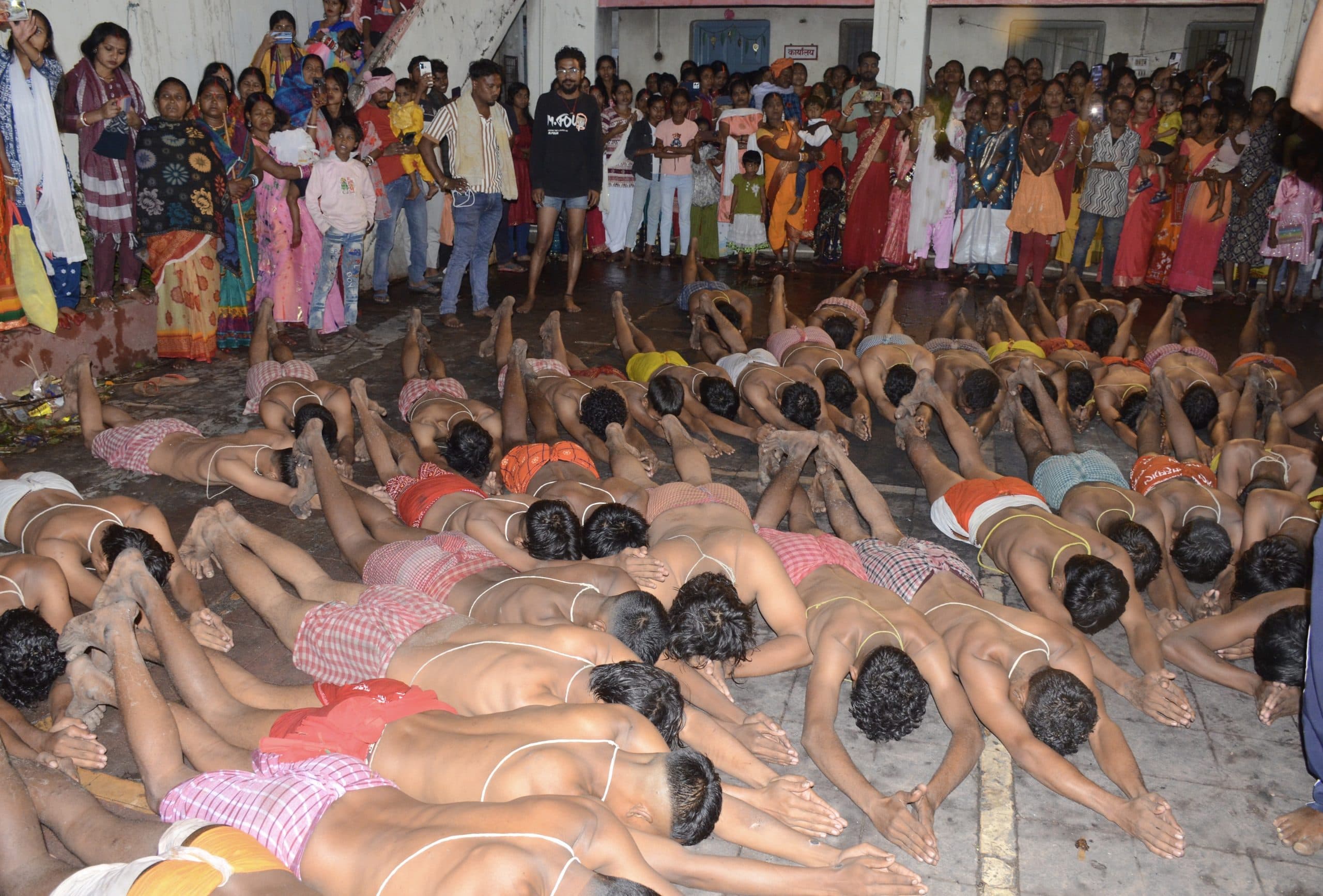 Dhanbad News: शिव की भक्ति में जलते अंगारों पर दौड़े भोक्तिया