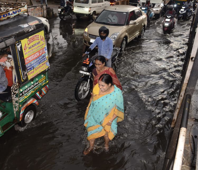 Dhanbad News:दोपहर बाद बदला मौसम, तेज आंधी के साथ हुई झमाझम बारिश