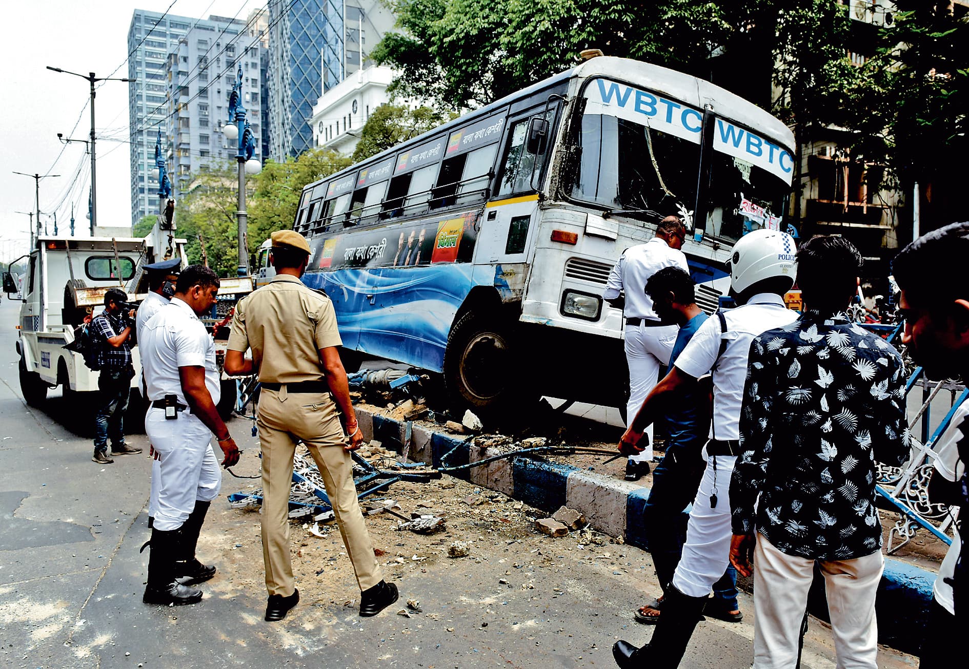 पार्क स्ट्रीट : डिवाइडर से टकराकर बस दुर्घटनाग्रस्त