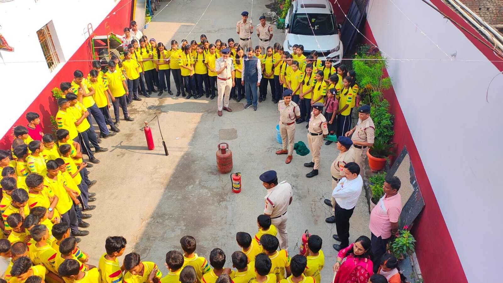 स्कूली बच्चों ने निकाली प्रभातफेरी