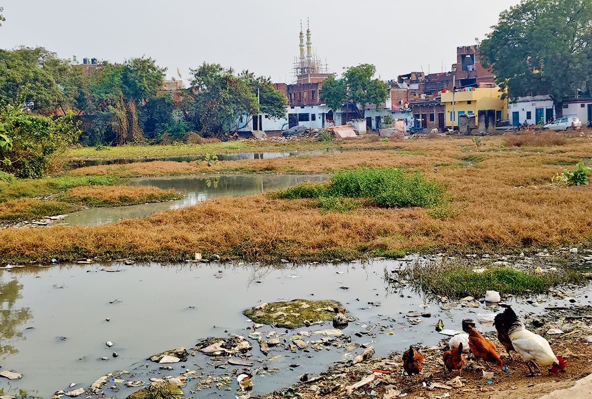Kaimur News :  पहले पोखरे के पानी से बनता था दाल, अब गिराया जा रहा गांव का गंदा पानी