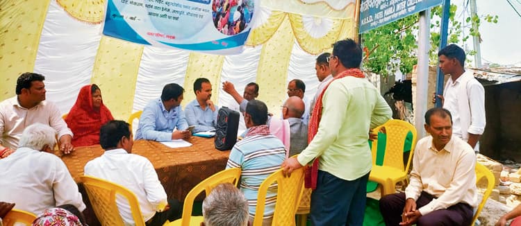 Kaimur News : गंदगी से पटे नहर की सफाई करा दीजिए साहब, दिन में भी काटते हैं मच्छर