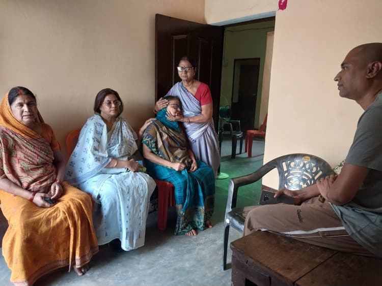 दिवंगत महेंद्र प्रसाद के परिजनों से मिलीं भाजपा नेत्री