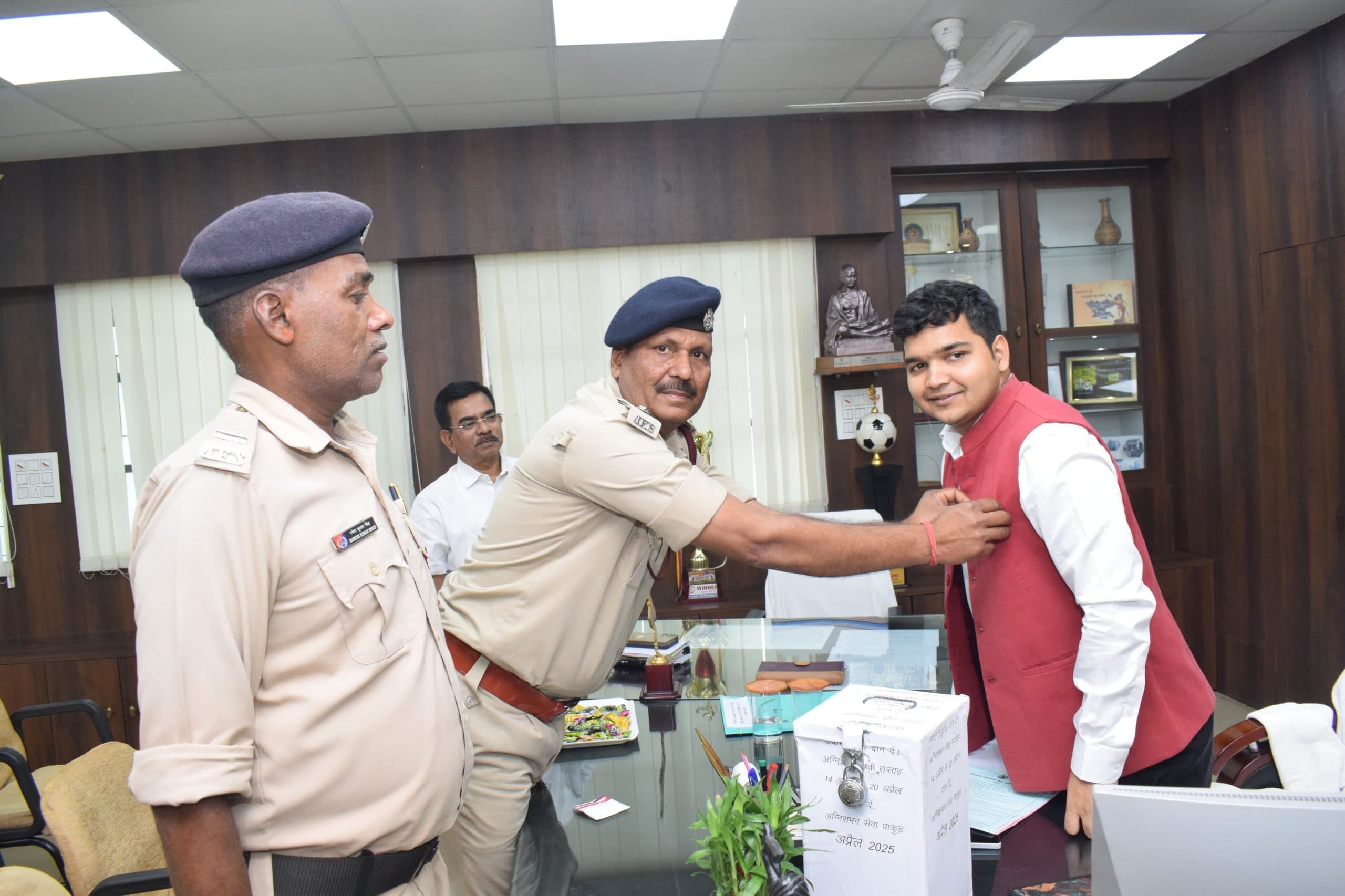 जिले में अग्निशमन सेवा सप्ताह शुरू, डीसी को लगाया गया स्टीकर