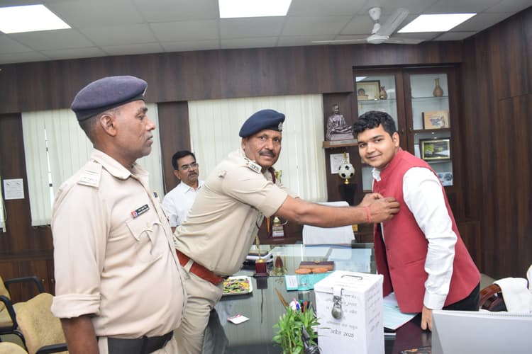 जिले में अग्निशमन सेवा सप्ताह शुरू, डीसी को लगाया गया स्टीकर