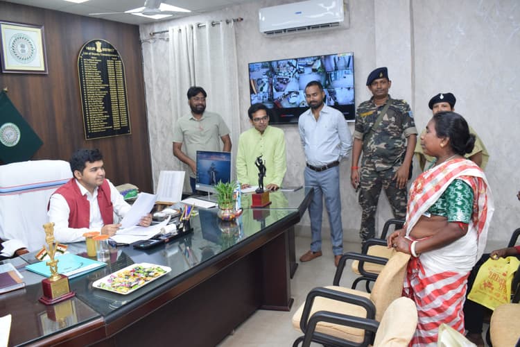 डीसी ने जनता दरबार लगा सुनी लोगों की समस्याएं