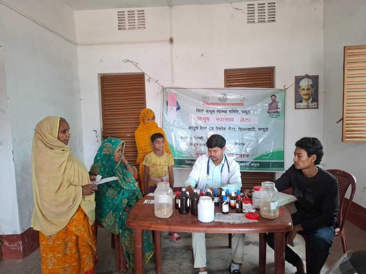 आयुष शिविर में 144 लोगों की हुई स्वास्थ्य जांच