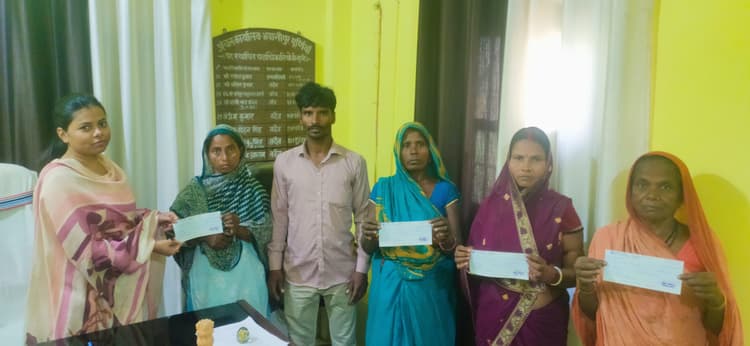 अग्नि पीड़ित परिवारों  को सीओ ने दिया चेक