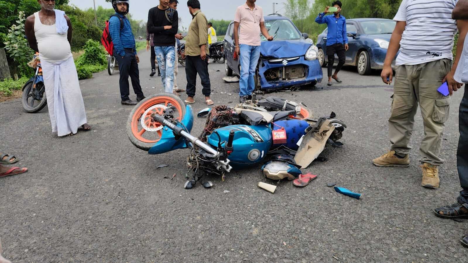 कार व बाइक की टक्कर में दो युवक गंभीर रूप से घायल