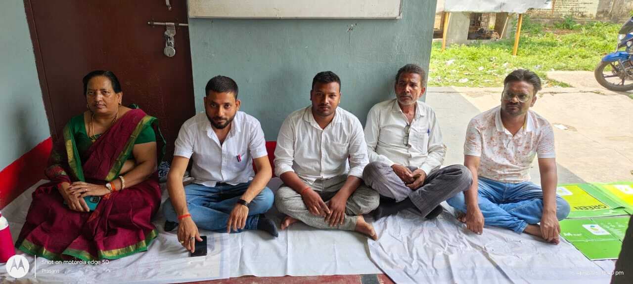 डीडीसी के खिलाफ कर्मियों ने दिया धरना