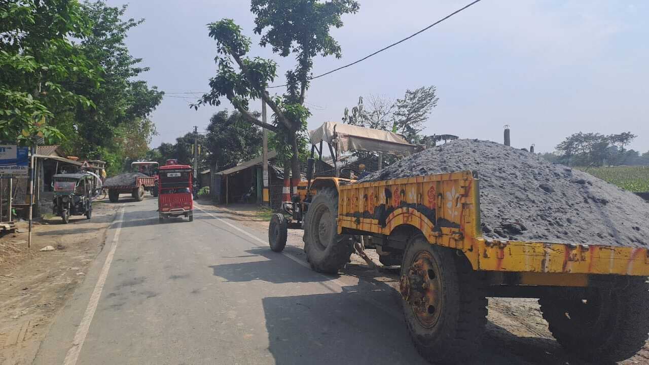 ट्रैक्टर से राख ढुलाई से उड़ रही धूल से लोग परेशान