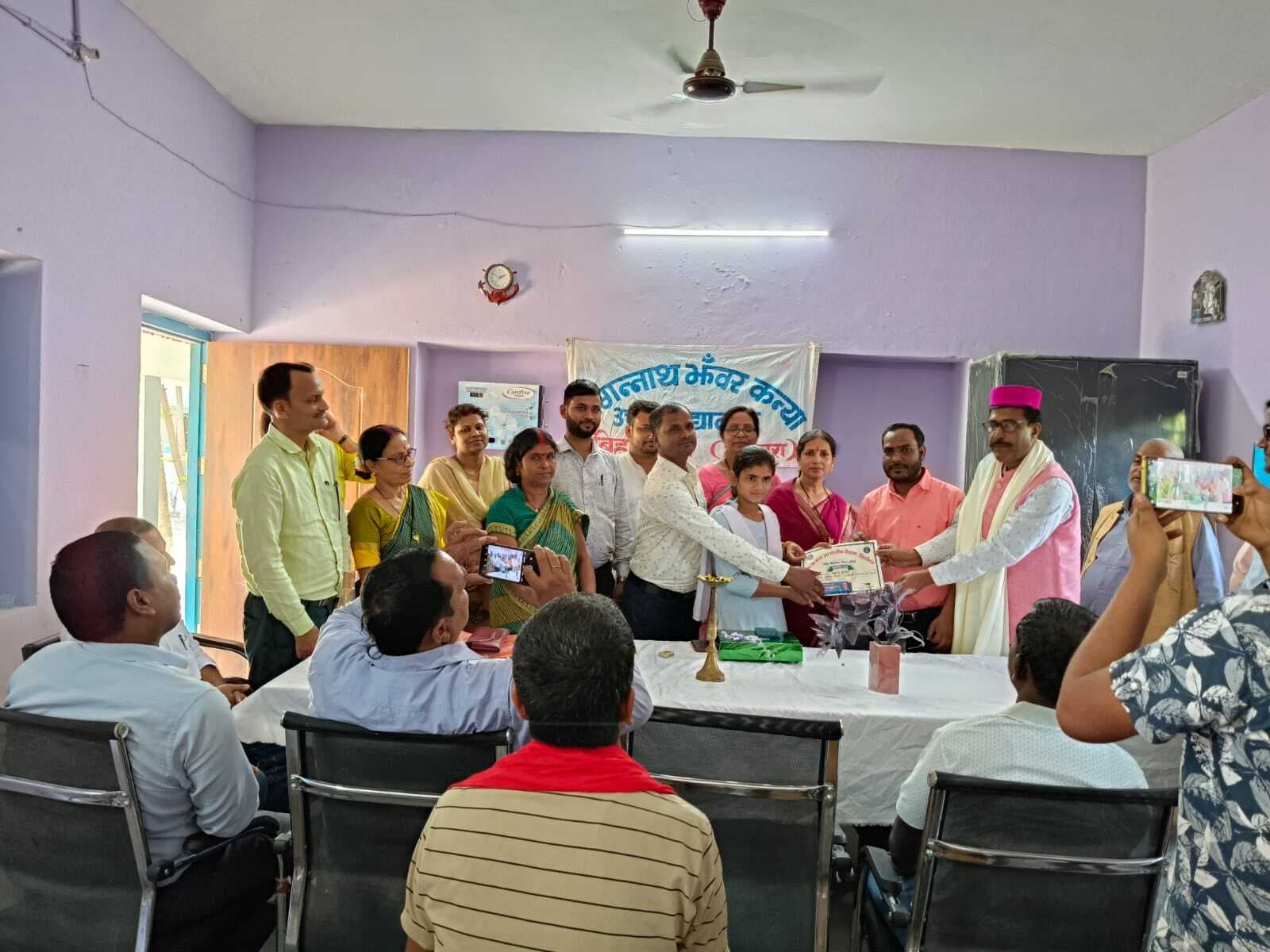 सम्मान समारोह आयोजित कर बच्चों को किया सम्मानित