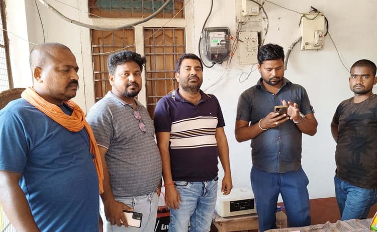 बहरखाल पंचायत में स्मार्ट मीटर लगाने का कार्य हुआ प्रारंभ