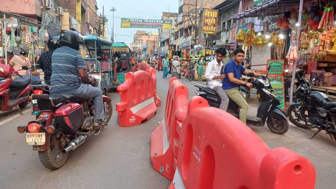 निगम के फोल्डिंग डिवाइडर पर संकट़ , ज्वाइंट खोल लोग सुविधानुसार बना रहे रास्ते