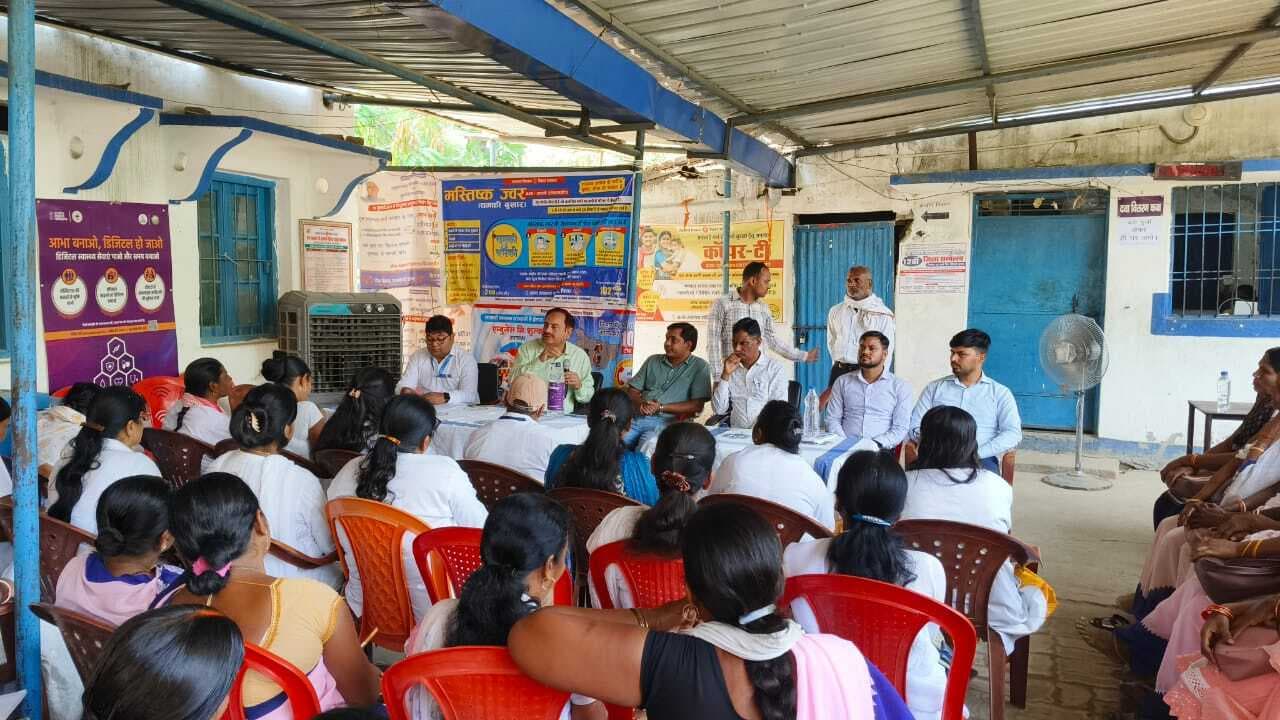 गर्मी के मौसम में लोग सेहत पर विशेष ध्यान दें