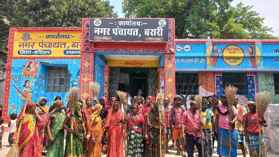 सफाई कर्मी ने अपनी मांगों को लेकर नगर पंचायत कार्यालय में किया हंगामा