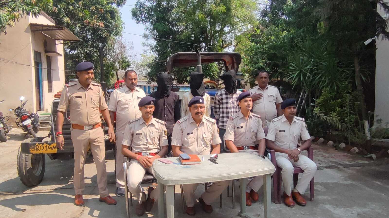 देशी कट्टा व कारतूस के साथ तीन अपराधी गिरफ्तार