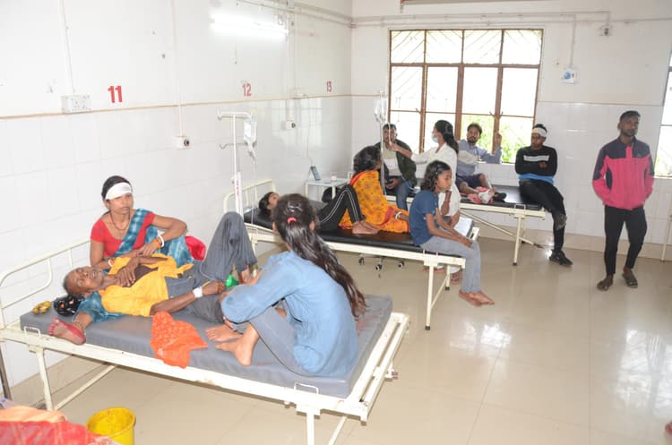 deoghar news : ऑल्टो व ओमनी कार की टक्कर, गोमो के आठ लोग घायल