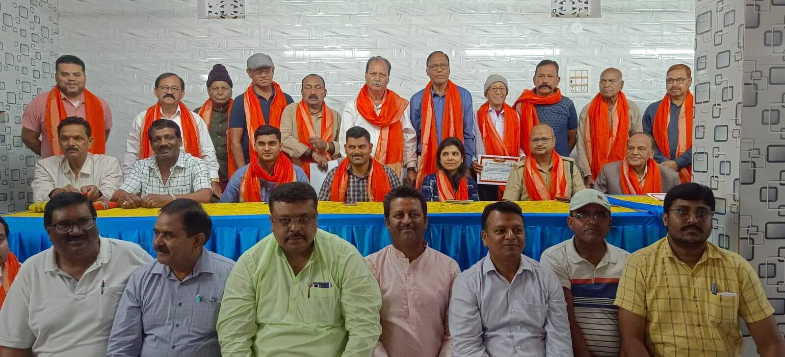 प्रशासन और पूजा समिति के पदाधिकारियों को मिला सम्मान