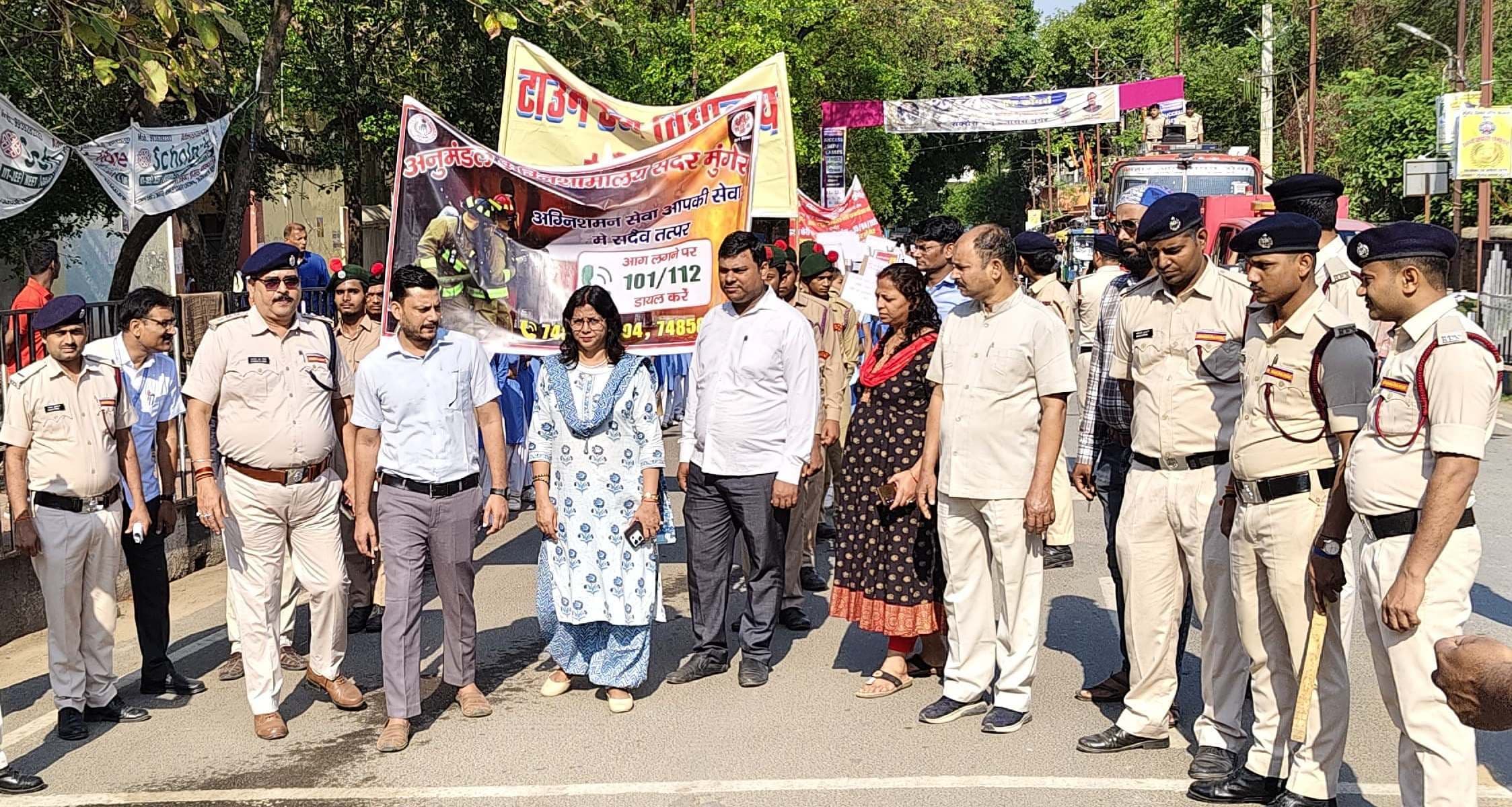 आग से नहीं, सावधानी से लड़ो नारों के साथ निकली जागरूकता रैली