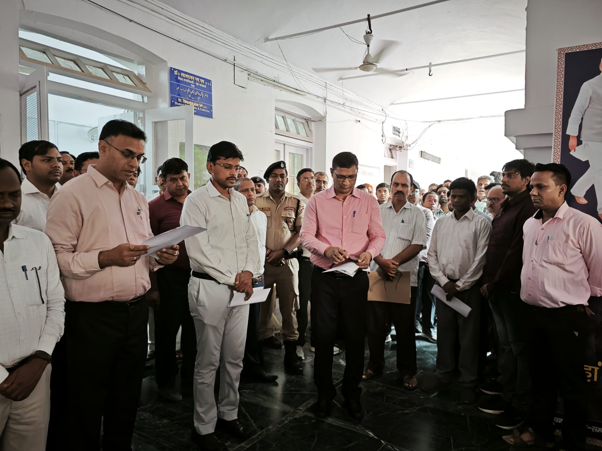 बाराचट्टी के प्रधान सहायक के निधन पर डीएम ने जताया शोक